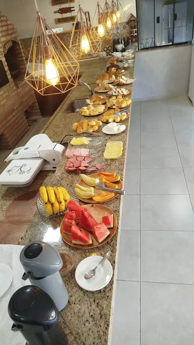 Detalhe do café da manhã da pousada com frios e queijos